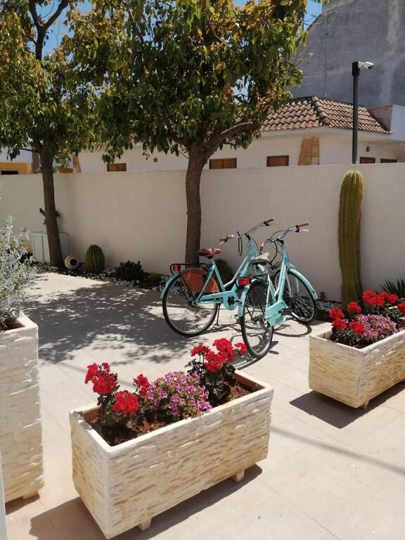 Cortile del residence con biciclette e fioriere